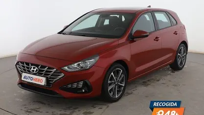 Usado Hyundai i30 110 CV (80 kW) 2022 Rojo Berlina