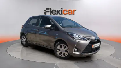 Usado Toyota Yaris Hybrid Active 100 CV (73 kW) 2020 Gris Berlina