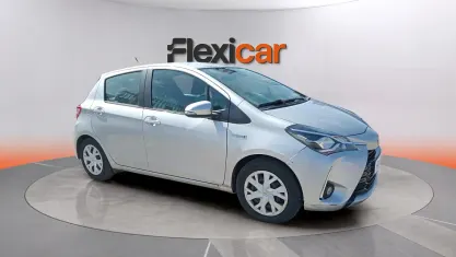Usado Toyota Yaris Hybrid Active 100 CV (73 kW) 2019 Gris Utilitario