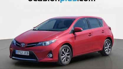 Begagnad Toyota Auris 90 HK (66 kW) 2015 Röd Halvkombi