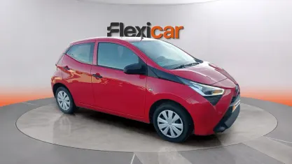 Usado Toyota Aygo X-play 72 CV (52 kW) 2022 Rojo Utilitario