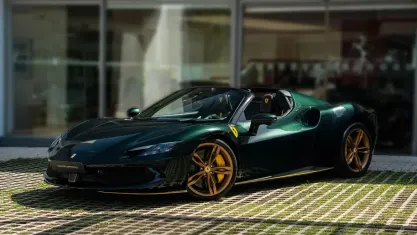 Usado Ferrari 296 831 CV (611 kW) 2025 Verde metalizado Descapotable