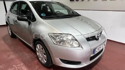 Gris / plata Usado 2010 Toyota Auris Live Berlina | 5995 € (Precio justo)