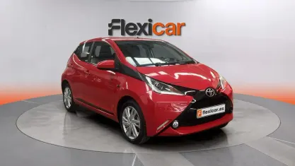 Usado Toyota Aygo X-play 69 CV (50 kW) 2017 Rojo Utilitario