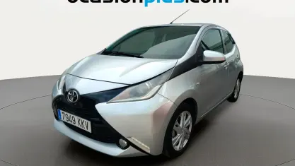 Usado Toyota Aygo X-play 69 CV (50 kW) 2018 Gris plata Utilitario