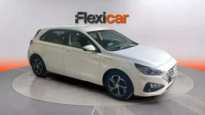 Usado Hyundai i30 120 CV (88 kW) 2022 Verde Berlina
