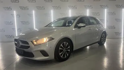 Usado Mercedes A180 116 CV (85 kW) 2020 Gris Berlina