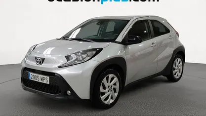 Käytetty Toyota Aygo X Play 72 HP (52 kW) 2024 Harmaa Katumaasturi