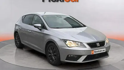 Usado Seat Leon Style 130 CV (95 kW) 2020 Gris Berlina