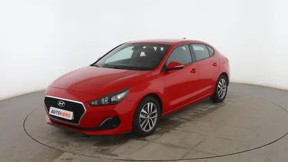 Usado Hyundai i30 120 CV (88 kW) 2018 Rojo Berlina