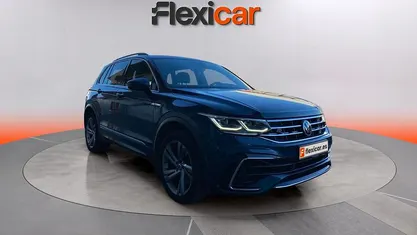 Käytetty VW Tiguan R-line 200 HP (147 kW) 2021 Musta Katumaasturi