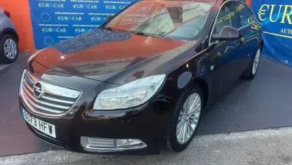 Begagnad Opel Insignia Essentia 110 HK (80 kW) 2011 Röd Sedan