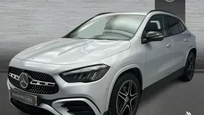 Usado Mercedes GLA200 AMG line 150 CV (110 kW) 2025 Gris / plateado SUV