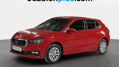 Usado Skoda Fabia Selection 95 CV (69 kW) 2025 Rojo Utilitario
