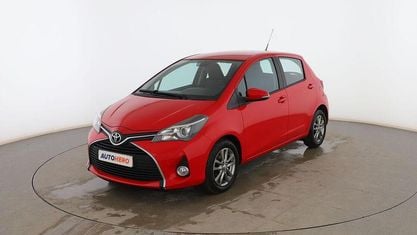 Używany Toyota Yaris Connect Style 90 KM (66 kW) 2014 Czerwony Sedan/Limuzyna