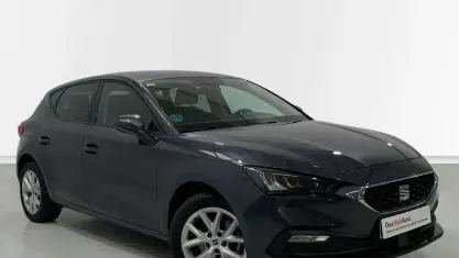 Usado Seat Leon Style 110 CV (80 kW) 2020 Gris Berlina