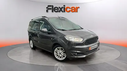 Usado Ford Tourneo Courier Ambiente 102 CV (75 kW) 2018 Gris Monovolumen