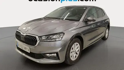 Usado Skoda Fabia Selection 95 CV (69 kW) 2025 Gris Utilitario
