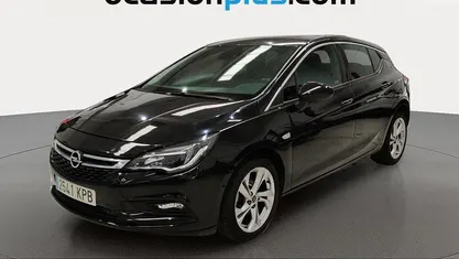 Usado Opel Astra Dynamic 125 CV (91 kW) 2018 Negro Utilitario