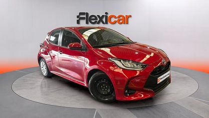 Usado Toyota Yaris Hybrid Active 116 CV (85 kW) 2023 Granate Berlina