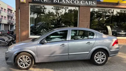 Usado Opel Astra Enjoy 116 CV (85 kW) 2009 Gris Berlina