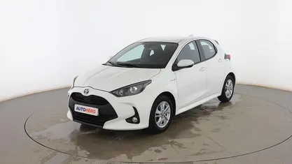 Usado Toyota Yaris Hybrid Active 116 CV (85 kW) 2021 Blanco Berlina