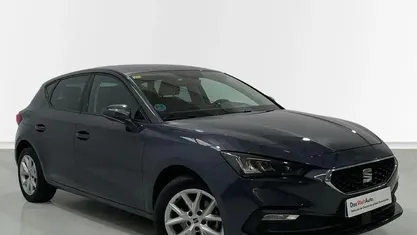 Usado Seat Leon Style 110 HP (80 kW) 2020 Cinzento Sedan