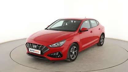 Usado Hyundai i30 120 CV (88 kW) 2021 Rojo Berlina