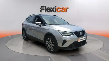 Usado Seat Arona Style 110 CV (80 kW) 2023 Blanco SUV