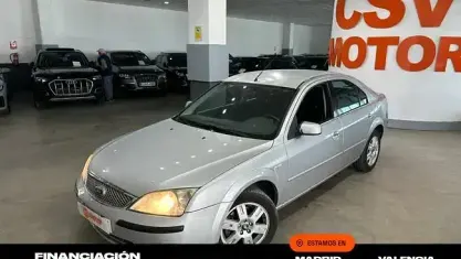 Usado Ford Mondeo Trend 131 CV (96 kW) 2004 Gris Berlina