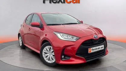 Usado Toyota Yaris Hybrid Active 116 CV (85 kW) 2023 Rojo Berlina