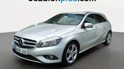 Usado Mercedes A180 Style 109 CV (80 kW) 2014 Gris plata Utilitario