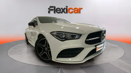 Usado Mercedes CLA200 Shooting Brake 150 CV (110 kW) 2023 Blanco Familiar