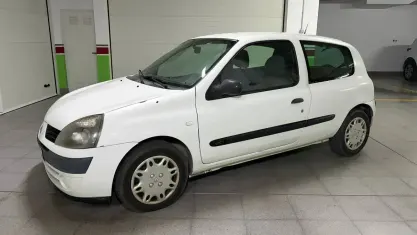 Usado Renault Clio II 80 CV (58 kW) 2004 Blanco