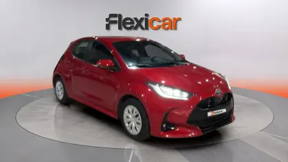 Usado Toyota Yaris Hybrid Active 116 CV (85 kW) 2023 Rojo Berlina
