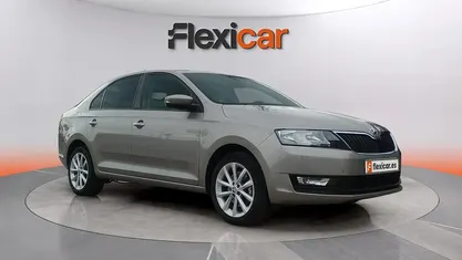 Usado Skoda Rapid Active 110 CV (80 kW) 2018 Gris Berlina