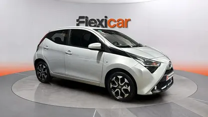 Usado Toyota Aygo X-play 72 CV (52 kW) 2019 Gris Utilitario