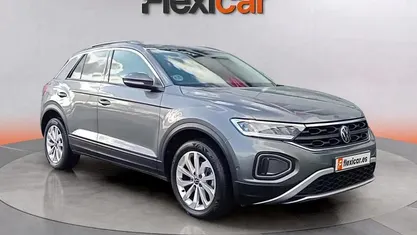 Usado VW T-Roc Life 150 CV (110 kW) 2023 Gris SUV