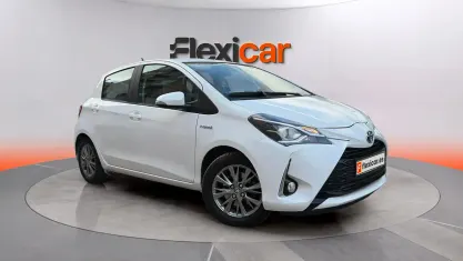 Usado Toyota Yaris Hybrid Active 100 CV (73 kW) 2018 Blanco Berlina