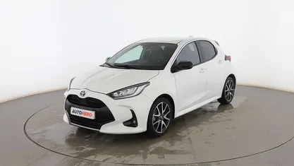 Usado Toyota Yaris Hybrid Style 120 CV (88 kW) 2022 Blanco Berlina