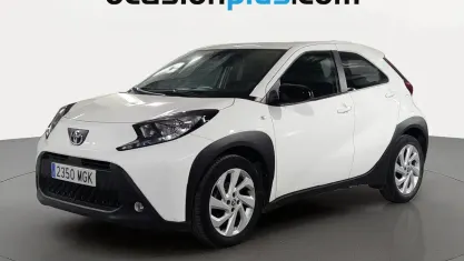 Usado Toyota Aygo X Play 72 CV (52 kW) 2023 Blanco SUV