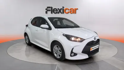 Usado Toyota Yaris Hybrid Active 116 CV (85 kW) 2022 Blanco Berlina