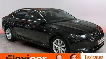 Usado Skoda Superb Style 150 CV (110 kW) 2018 Negro Berlina