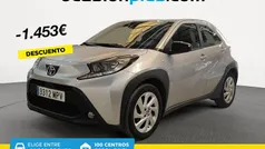 Gris / plata Usado 2024 Toyota Aygo Play Utilitario | 15.800 € (Precio justo)