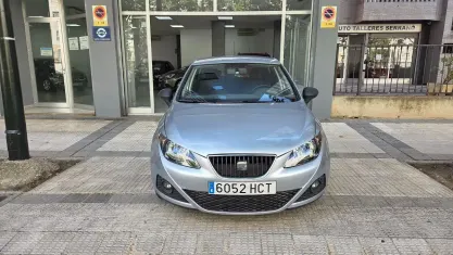 Usado Seat Ibiza Reference 86 CV (63 kW) 2011 Plateado Utilitario