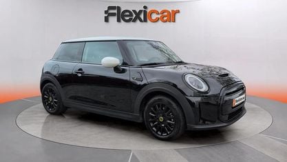 Begagnad Mini Cooper SE 135 kW (184 HK) 2023 Svart Halvkombi