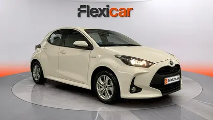 Begagnad Toyota Yaris Hybrid Business Edition 116 HK (85 kW) 2020 Vit Halvkombi