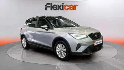 Usado Seat Arona Style 110 CV (80 kW) 2022 Gris SUV