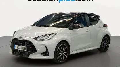 Usado Toyota Yaris Plus 131 CV (96 kW) 2024 Gris Utilitario