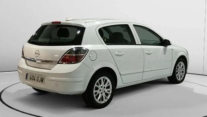 Używany Opel Astra Cosmo 102 KM (75 kW) 2008 Biały Sedan/Limuzyna